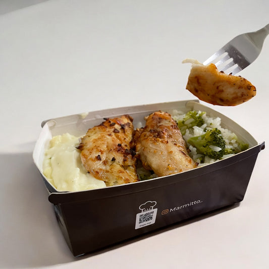 Frango com brócolis arroz e purê de batata