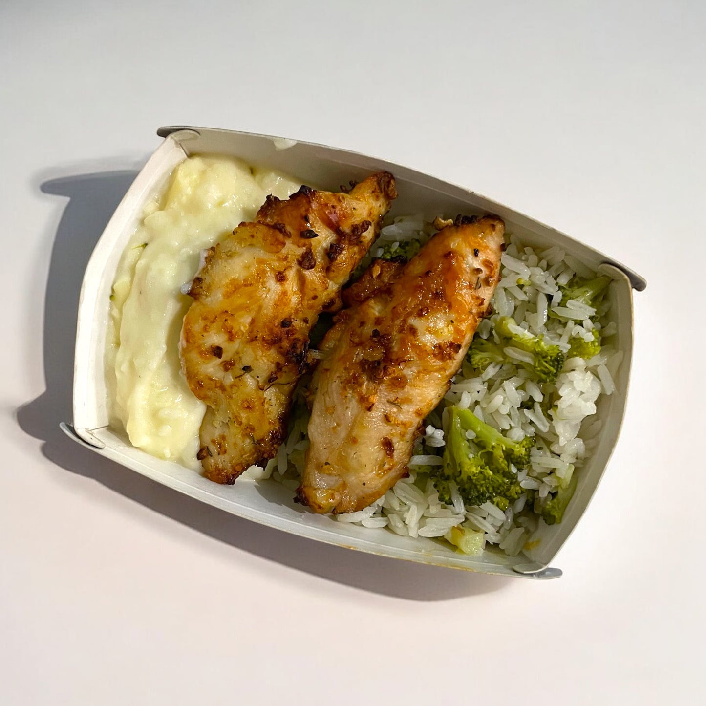 Frango com brócolis arroz e purê de batata