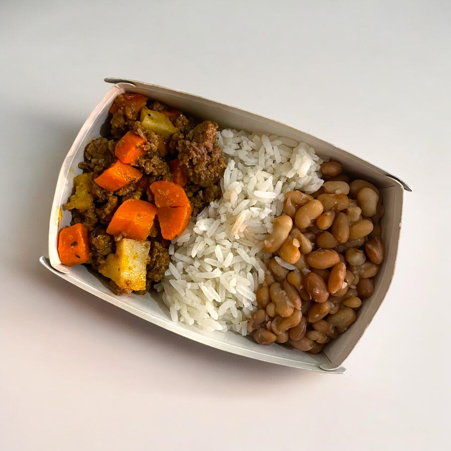 Carne moída com arroz e feijão